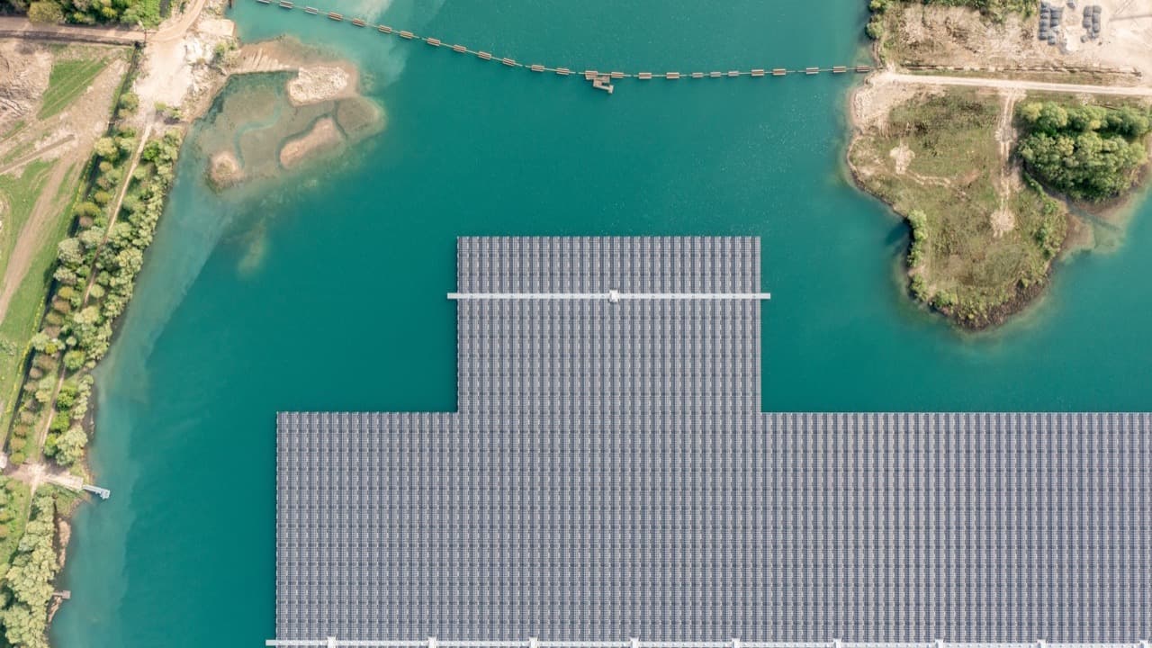 Imagem da notícia: Câmara de Mourão contesta central solar flutuante prevista para o Alqueva