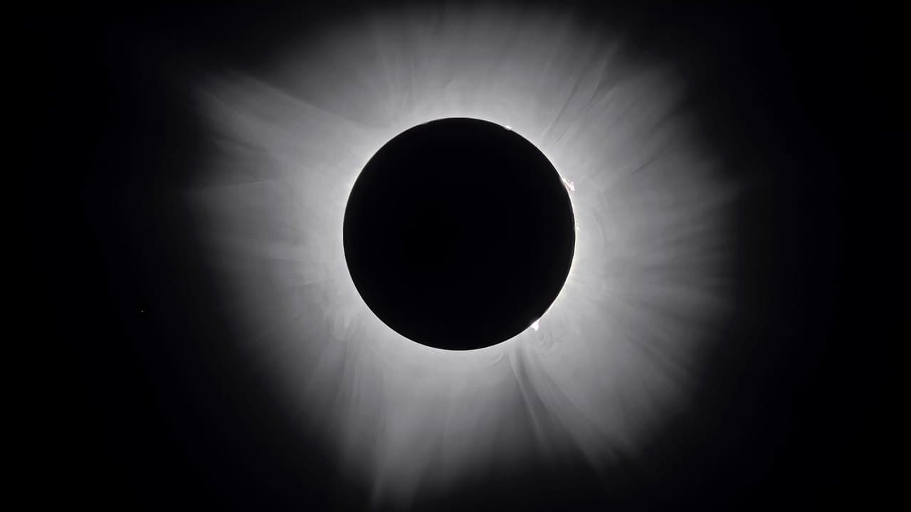Imagem da notícia: Município organiza observação do eclipse solar no recinto da feira