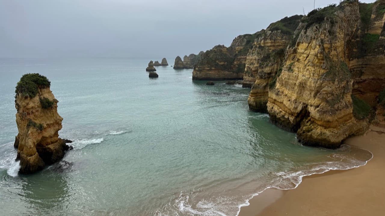 Imagem da notícia: Praias de Sesimbra distinguidas com a Bandeira «Qualidade de Ouro 2026»