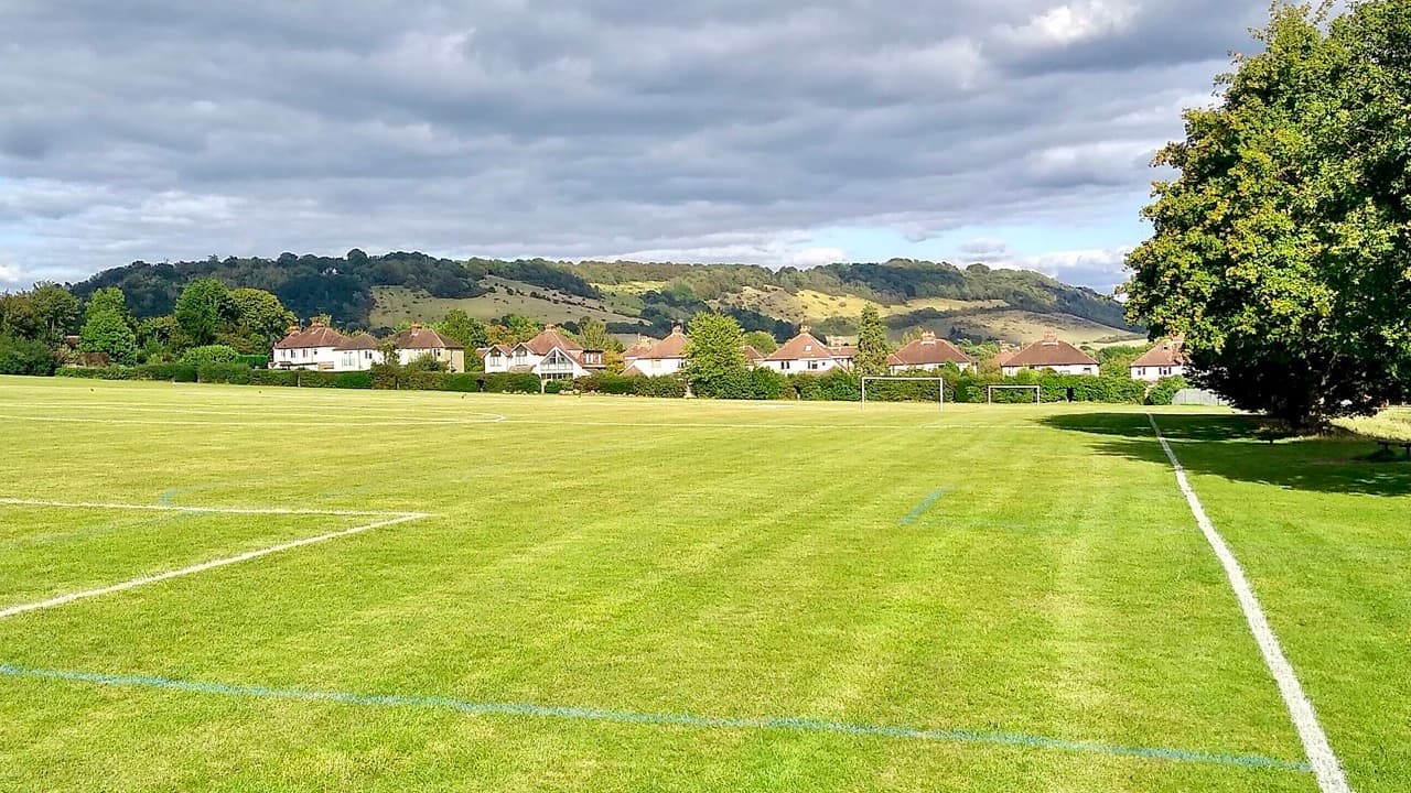 Imagem da notícia: Campo de Jogos Pereira Bom, em Bencatel, recebe novo relvado sintético