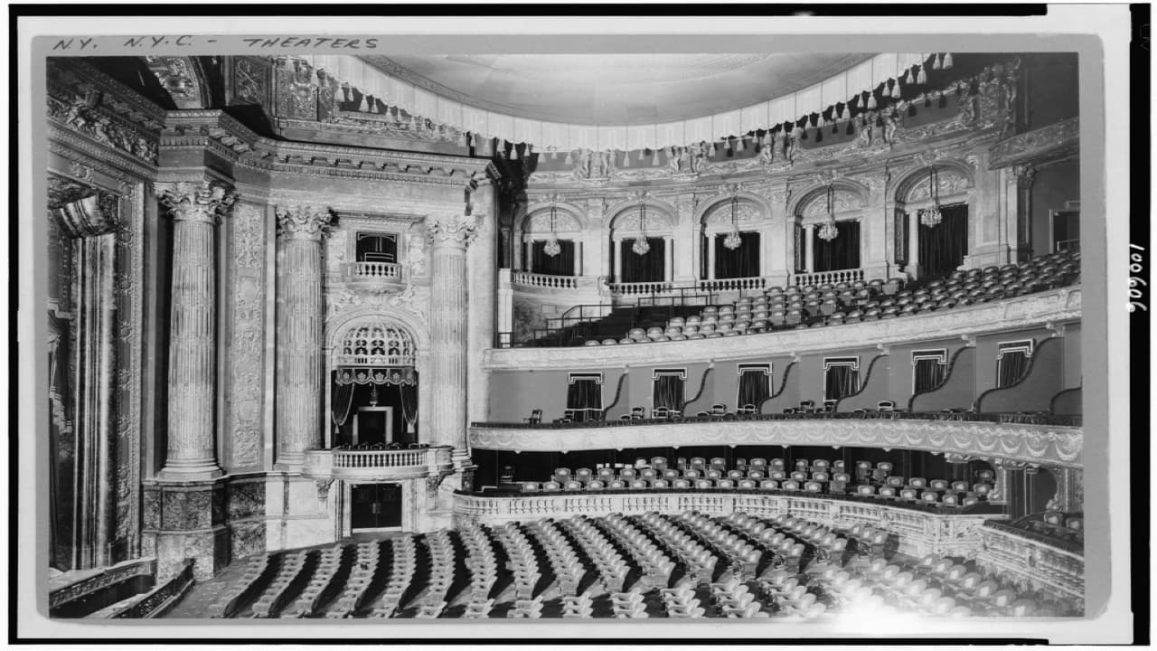 Imagem da notícia: Teatro de rua chega ao fim em Porto de Mós na sua 11.ª edição