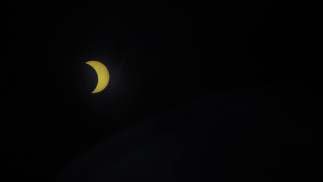 Imagem da notícia: Cerca de 400 pessoas assistiram ao eclipse solar no Centro Geodésico de Portugal