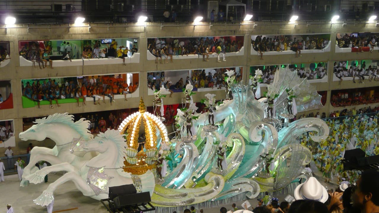 Imagem da notícia: Carnaval de Verão encheu a marginal de Sesimbra de samba e cor